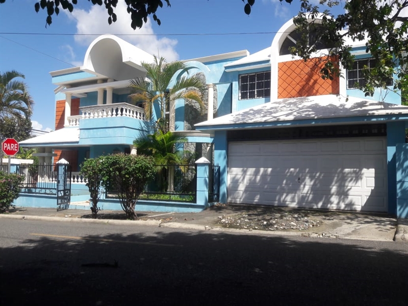 Vendo Casa en San Cristóbal , 5 habs. , 4 baños , 2 parqueos , RD$  6,800, 