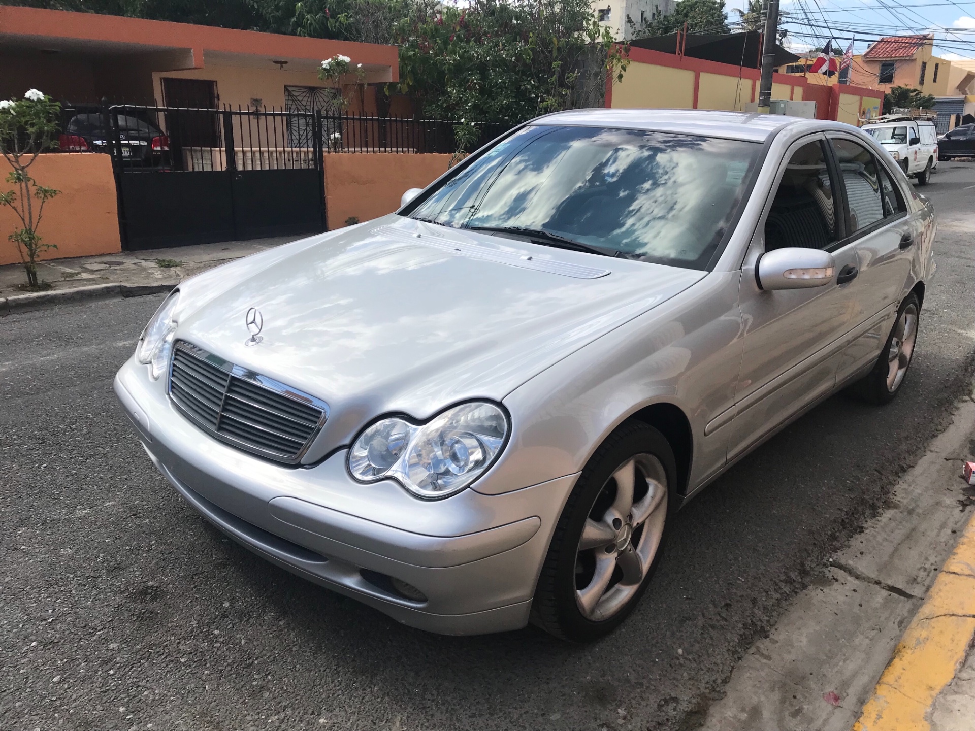 Vendo Mercedes Benz C200 2001 , RD 190,000.0074983